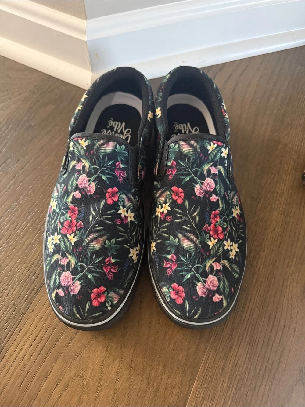 Men’s Yes We Vibe Slip On Sneakers Size 7
